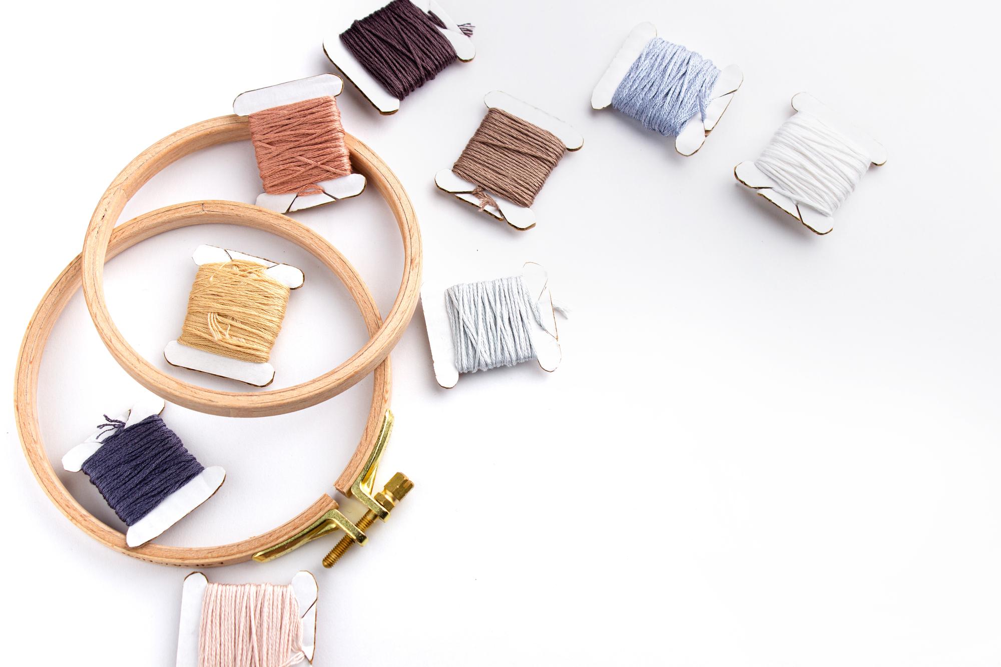 atelier de broderie cu lucrări pe masa de lucru